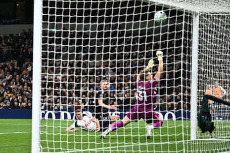 Ο Sean Longstaff της Λιντς Γιουνάιτεντ βρίσκει το δοκάρι.