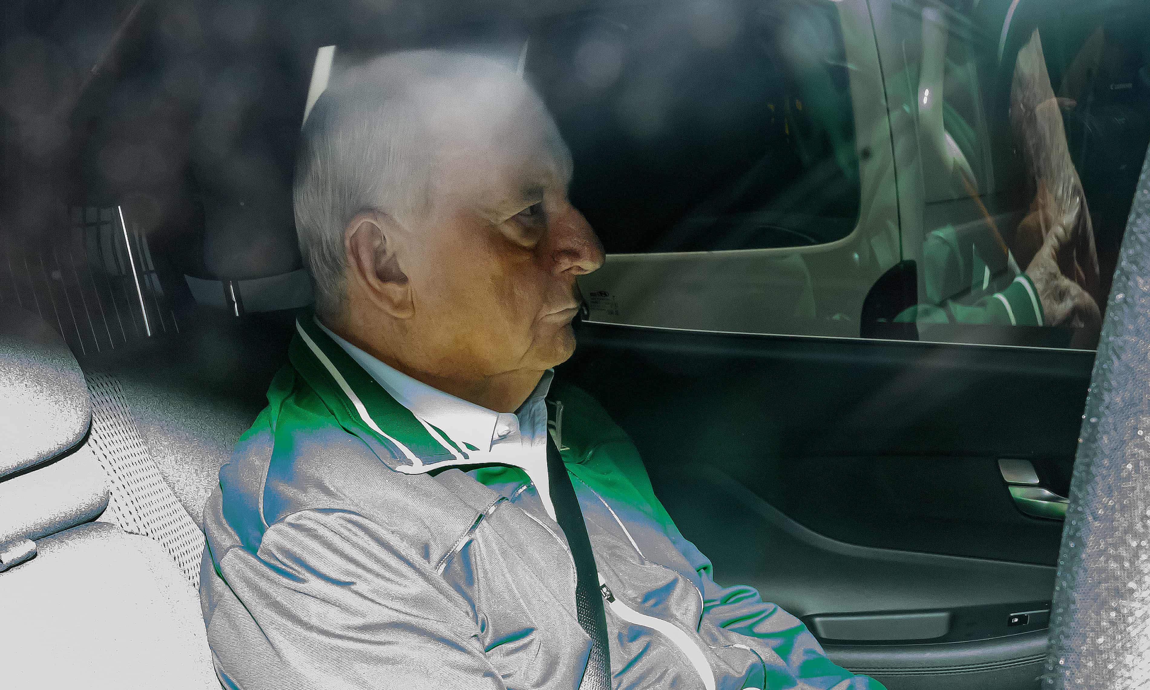 Alan Jones arestat de poliția NSW pentru abuzuri asupra copiilor | sursa foto: The Guardian Alan Jones arestat de poliția NSW pentru abuzuri asupra copiilor | sursa foto: The Guardian