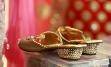 Shoes, as well as makeup and jewellery, are also provided by the shop.