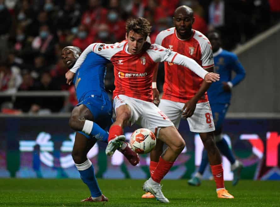 Glen Kamara tangles with Andre Horta.