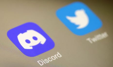 The Discord and Twitter icons on a smartphone screen