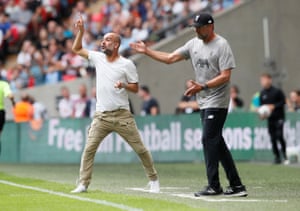 El manager del Liverpool, Jürgen Klopp (derecha) y el manager del Manchester City, Pep Guardiola, instruyen a sus jugadores durante el partido del Escudo de la Comunidad 2019.