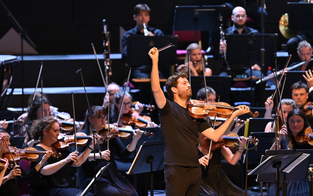 Lawrence Power performing with the BBC Philharmonic at Prom 5.