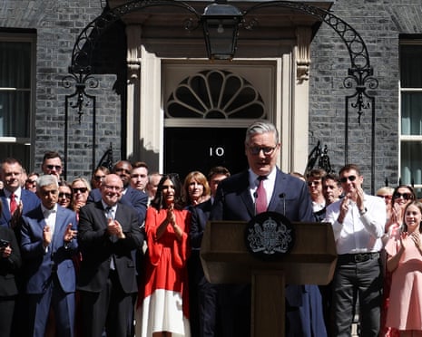 Outgoing British prime minister Keir Starmer (C-R) delivers a farewell speech outside 10 Downing Street.