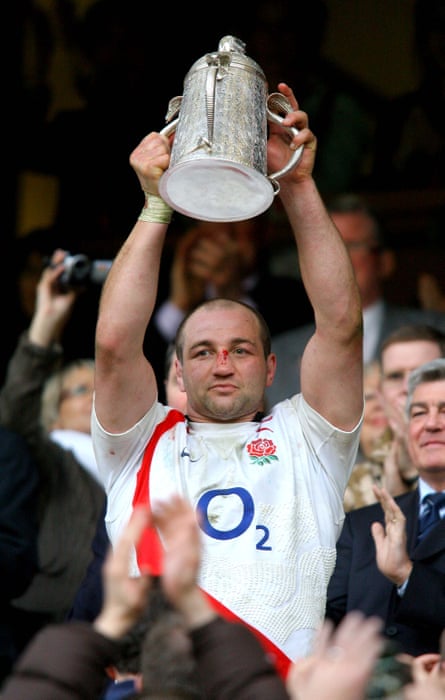 Steve Borthwick ชูถ้วย Calcutta Cup หลังจากชัยชนะของอังกฤษต่อสกอตแลนด์ใน Six Nations 2009