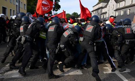 AfD protests: demonstrators clash with police at start of far-right congress