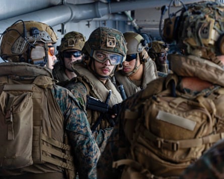 How could the US forcibly reopen the strait of Hormuz and what are the risks?