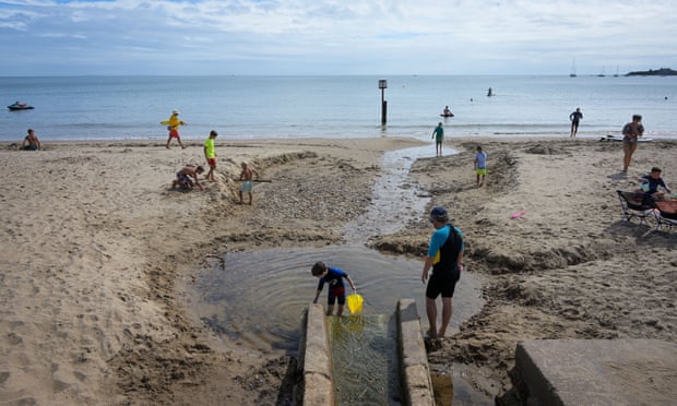Les amateurs de plage à Swanage, nommés sur le site Web de Wessex Water comme l'une des plages où les eaux usées ont été déversées le 17 août.