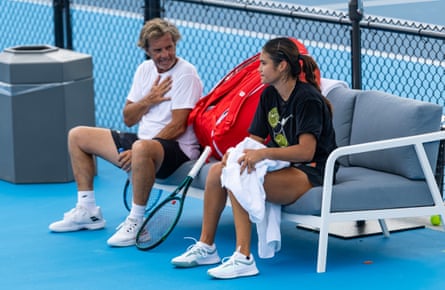 Emma Raducanu and her new coach Francisco Roig talk after practice at the Cincinnati Open.