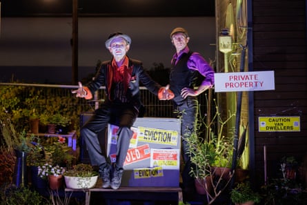 دوغ فرانسيسكو وويم بنهول بوجه أبيض وإضاءة خافتة مقابل لافتات كتب عليها