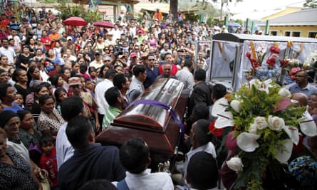 People carry the coffin of Lesbia Janeth Urquia