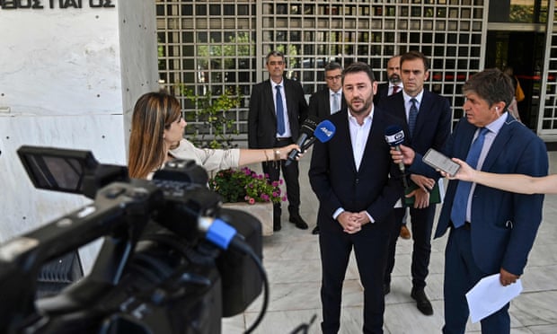 Nikos Androulakis s'entretient avec les médias après avoir déposé une plainte auprès de la Cour suprême d'Athènes.