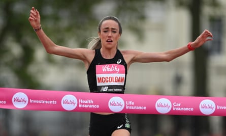 Eilish McColgan continues her impressive start to the season with victory in the women’s race.