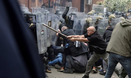 Nato peacekeeping soldiers in northern Kosovo have been injured in clashes with Serbian protesters.