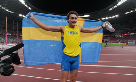 Mondo Duplantis celebrates winning gold in the men’s pole vault after taking three attempts at breaking his own world record.