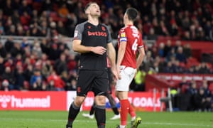 Sam Vokes reacciona frustrado durante la derrota de Stoke en Middlesbrough.