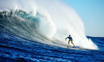 Surfeurs en compétition à Margaret River, Australie occidentale.