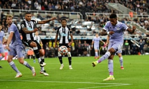 Junior Firpo of Leeds United shoots over the crossbar from close range.