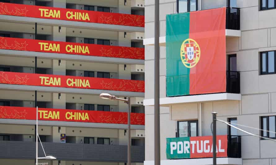 Bandeiras do lado de fora dos quartos da vila dos atletas para equipes da China e Portugal - com tanto tempo gasto em seus quartos, alguns competidores têm dificuldade para manter as pressões mentais sob controle.