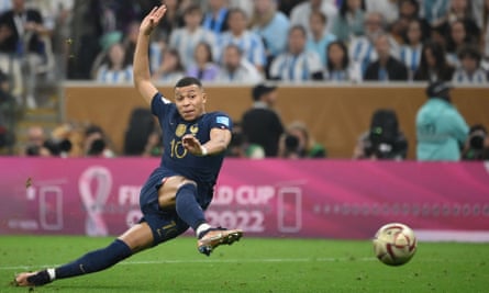 Kylian Mbappé vole le premier égaliseur de la France face à l'Argentine en finale