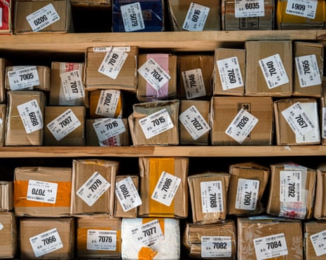 中國北京的一個包裹分揀中心。特朗普政府表示,在取消對全球包裹運往美國的豁免權後,新的郵政關稅將長期實行。圖片來源:Na Bian/Bloomberg via Getty Images