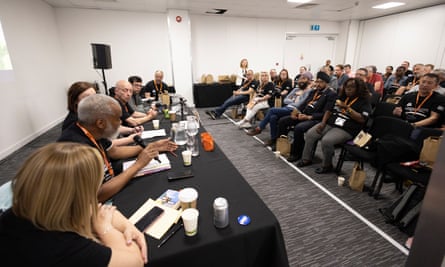 Trabalhadores da Amazon em reunião