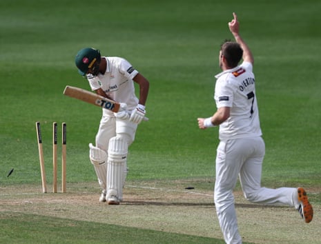 Craig Overton was in the wickets as Somerset beat Leicestershire to edge closer to the title.