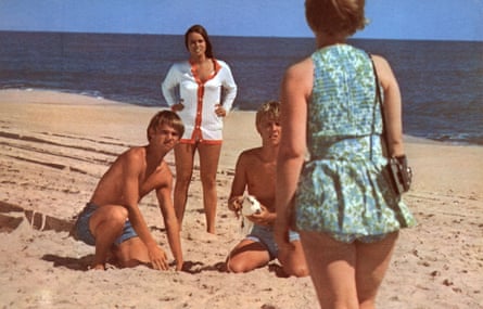Richard Thomas, Barbara Hershey, Bruce Davison on the beach look up as Catherine Burns (Rhoda) arrives in Last Summer (1969)