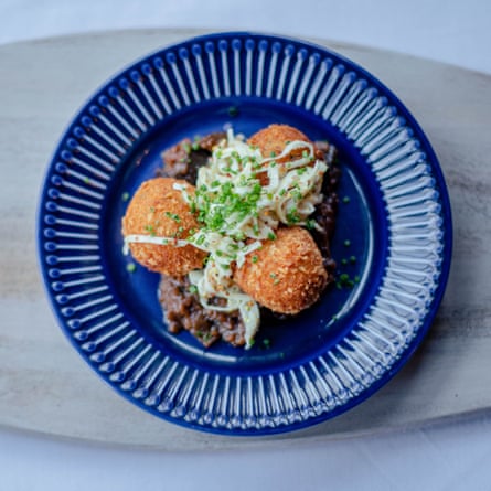 Panko breaded plant based brie, deep fried & served with a cranberry, faux bacon & onion jam. Finished with a fresh celeriac remoulade.