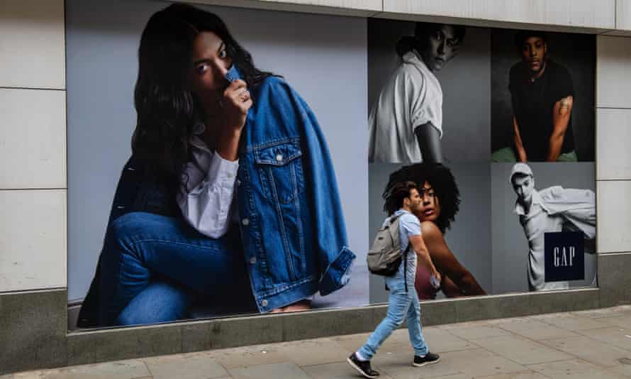 Los compradores pasan por la tienda Gap en Oxford Street en Londres, Inglaterra.