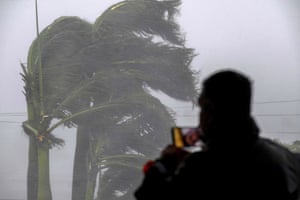 A man live streams as gusts from Hurricane Ian hits in Punta Gorda