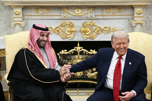 Trump y el Sr. Bone Saw se muestran muy cariñosos mientras el billón de dólares de Arabia Saudita borra la sangrienta historia. Trump y el Sr. Bone Saw se muestran muy cariñosos mientras el billón de dólares de Arabia Saudita borra la sangrienta historia.