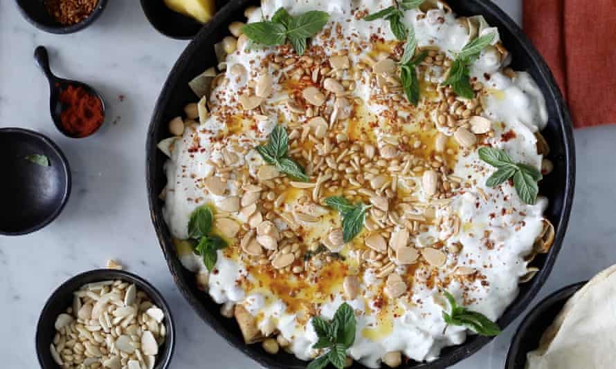 A finished fattah, garnished with mint and paprika