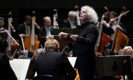 Simon Rattle conducting the Bavarian RSO.