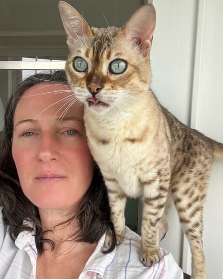 Alex de Campi selfie with her cat