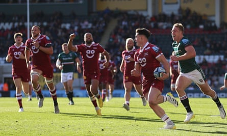 Raffi Quirke runs in a try for Sale