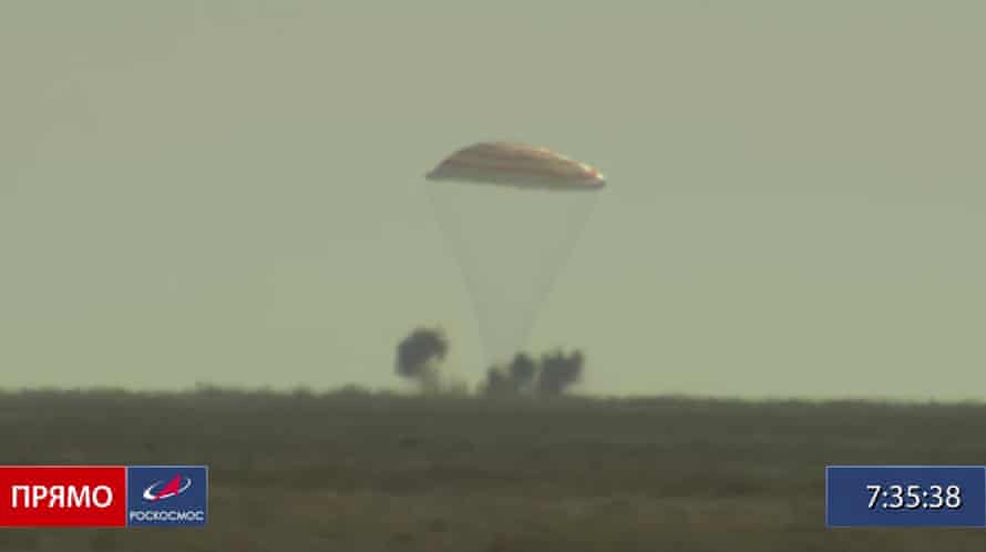 كبسولة الفضاء Soyuz MS-18 تهبط في سحابة من الغبار في كازاخستان.