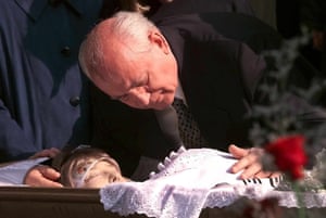 Mikhail Gorbachev bids the last farewell to his wife Raisa Gorbacheva during her funeral ceremony in Moscow on 23 September 1999.