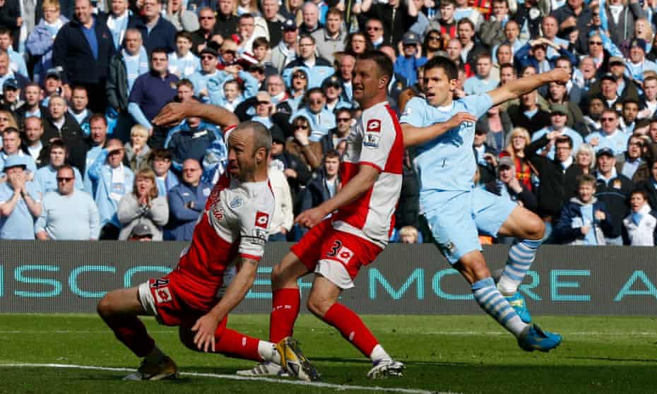 Sergio Agüero frappe dans le but contre QPR qui a remporté le titre 2012 de Manchester City.