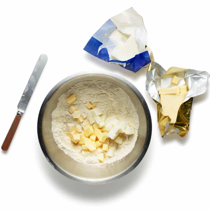 Empiece por la masa. Coloque la harina, el azúcar y la sal en un tazón grande o procesador de alimentos y mezcle. Corta la grasa en cubos pequeños y agrégala al tazón, o rallala directamente en la mezcla y luego córtala en la harina hasta que esté bien combinada. Agregue el vinagre y luego suficiente agua muy fría para juntarlo todo en una masa (dos o tres cucharadas deberían hacerlo), luego envuelva bien y enfríe durante al menos 30 minutos antes de usar.