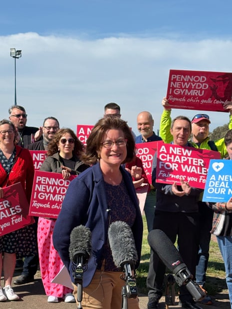 Eluned Morgan campaigning at Barry Island today.