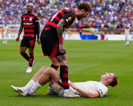 CWC Flamengo Chelsea Soccer<br>Flamengo's Leo Pereira , top, and Chelsea's Liam Delap argue after a foulduring the Club World Cup Group D soccer match between Flamengo and Chelsea in Philadelphia, Friday, June 20, 2025. (AP Photo/Derik Hamilton)
