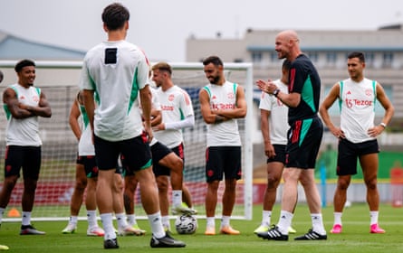 Erik ten Hag talks to his Manchester United players in San Diego.