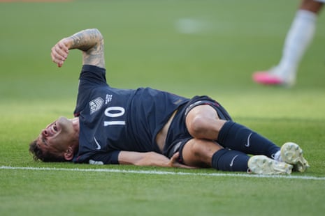 Ο Christian Pulisic ξαπλώνει στον χλοοτάπητα μετά από τραυματισμό κόντρα στο Βέλγιο.
