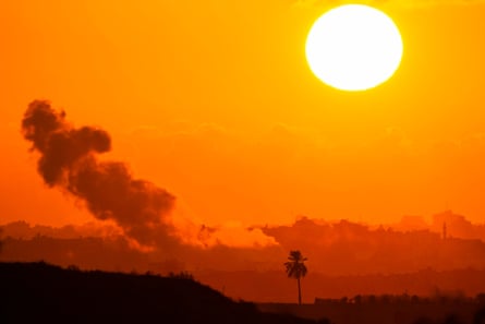 A fumaça sobe após um ataque aéreo israelense na Faixa de Gaza, vista do sul de Israel.