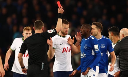 Abdoulaye Doucouré menunjukkan ketidakpercayaannya karena disingkirkan karena insiden yang melibatkan Harry Kane.