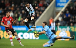 Miguel Almirón busca a Southampton por su primer gol en el Newcastle.