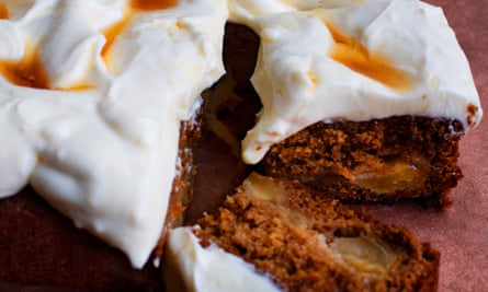 Juicy: apple maple syrup cake.