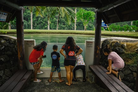 Los visitantes exploran una exposición de pastos marinos en el Centro Internacional de Arrecifes de Coral de Palau, cuyo objetivo es promover la investigación y la educación para apoyar la protección del Santuario Marino de Palau. Uno de los principales patrocinadores del santuario es Surangel and Sons Company.