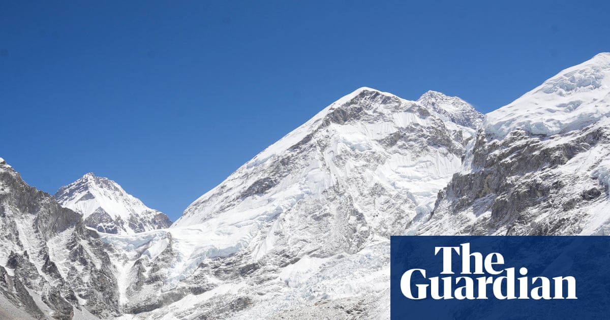 Mount Everest rescue under way after snowstorm traps nearly 1,000 people